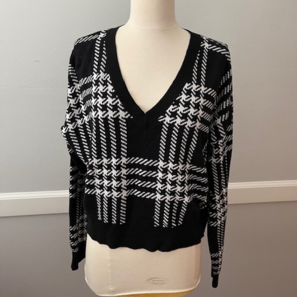 Cropped Black and White Sweater (Lightweight)